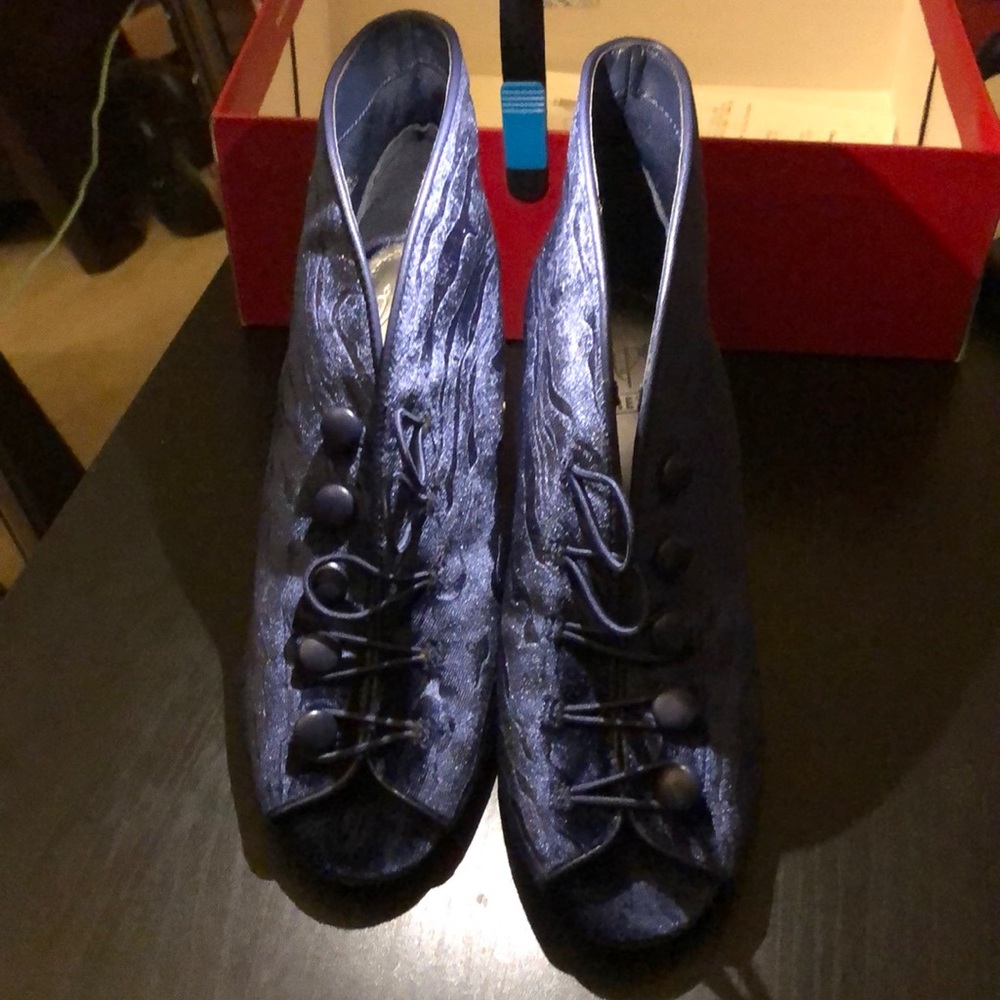 Shoes - Picture 3 of 7